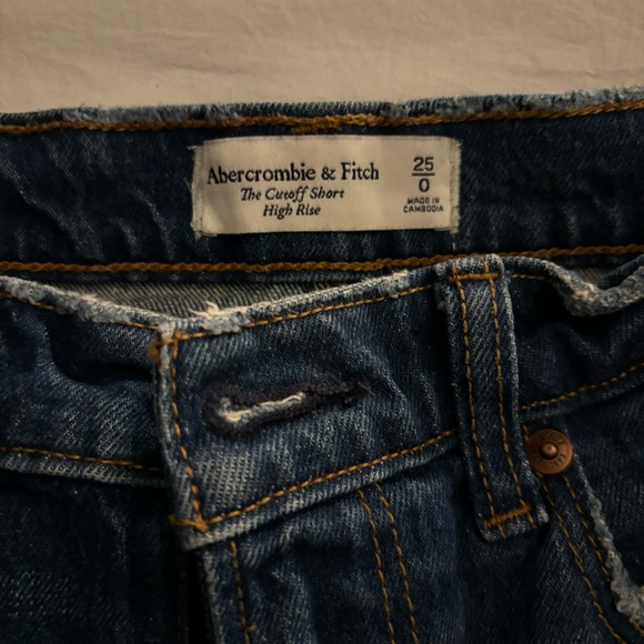 Women’s high rise 90s cutoff short - Picture 3 of 3